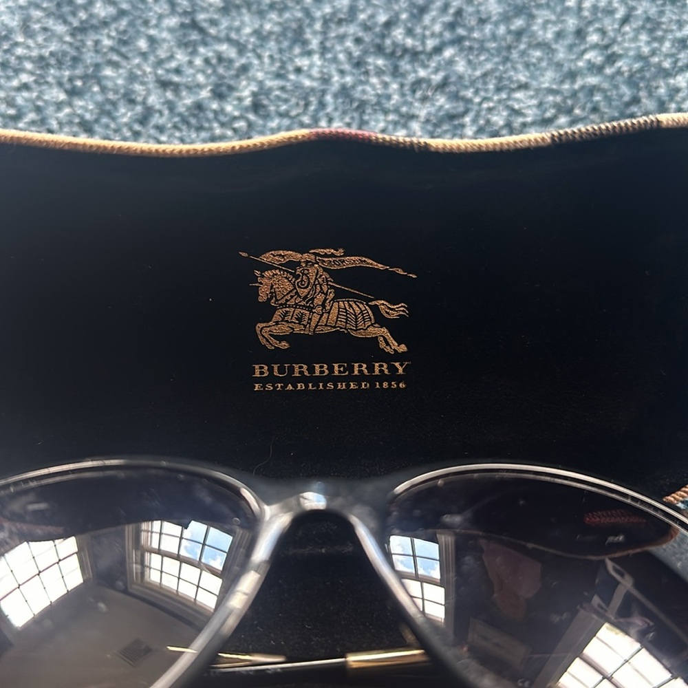 Burberry black sunglasses includes case - Picture 10 of 11